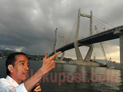 Presiden Joko Widodo (Jokowi) dijadwalkan menyambut Tahun Baru 2017 di Jembatan Merah Putih (JMP) yang melintasi Teluk Dalam Ambon. Kadis PU dan Perumahan Rakyat Maluku, Ismael Usemahu, dikonfirmasi, Senin (19/12), mengatakan, Gubernur setempat, Said Assagaff telah mengarahkan membenahi JMP sebagai lokasi Kepala Negara menyambut Tahun Baru 1 Januari 2017 di tempat itu. "Jadi telah didisain panggung ditempatkan di tengah JMP untuk Presiden dan tamu lainnya menyambut Tahun Baru 2017 sambil menyaksikan pesona Teluk Dalam Ambon," ujarnya. Ismael mengemukakan, kembang api akan dipasang di pantai sepanjang lapangan Polda Maluku hingga lokasi JMP arah Hatiwe Kecil, kecamatan Sirimau dan di pantai Rumahtiga, kecamatan Teluk Dalam menyemarakkan pergantian tahun 2016 ke 2017.