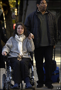 Omar Puente y su esposa Debbie Purdy
