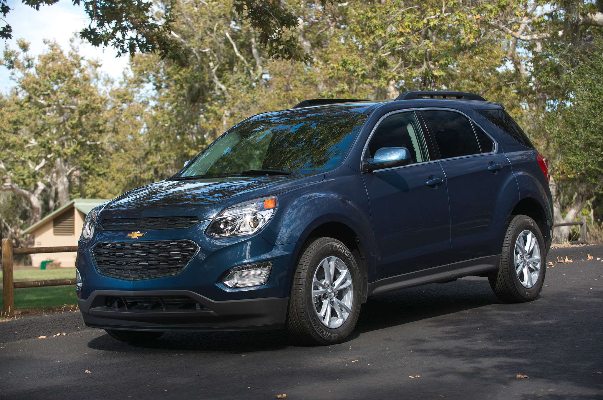 2016 Chevrolet Equinox LT front three quarter