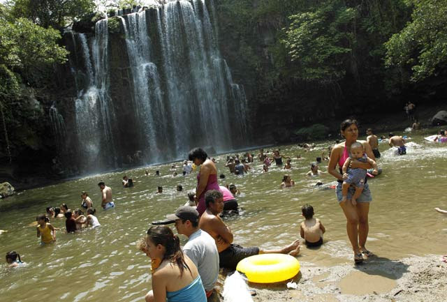 Melompat di Air Terjun Llanos del Cortes