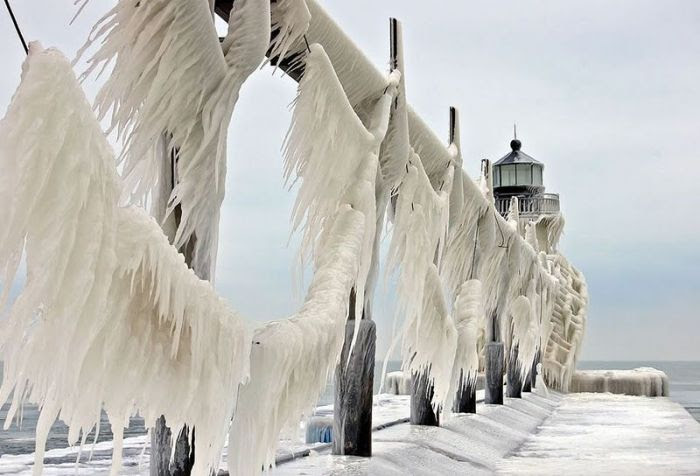 Lighthouses and Waves (43 pics)