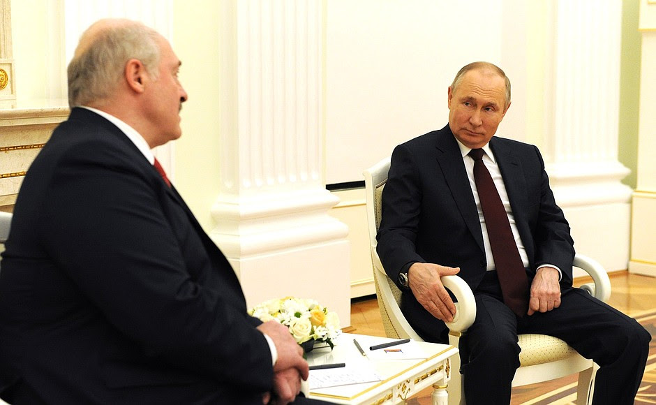 Κατά τη συνάντηση με τον Πρόεδρο της Δημοκρατίας της Λευκορωσίας Αλέξανδρος Λουκασένκο.