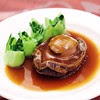Braised New Zealand black-foot abalone with oyster sauce from JW marriott. It might be the best treat for Dad on Fathers Day. #NZSeafoodFest   比手掌還大的蠔皇紐西蘭鮮鮑魚 $488，炆足六小時，啖啖滋味，絕對是今年最好的父親節禮物～