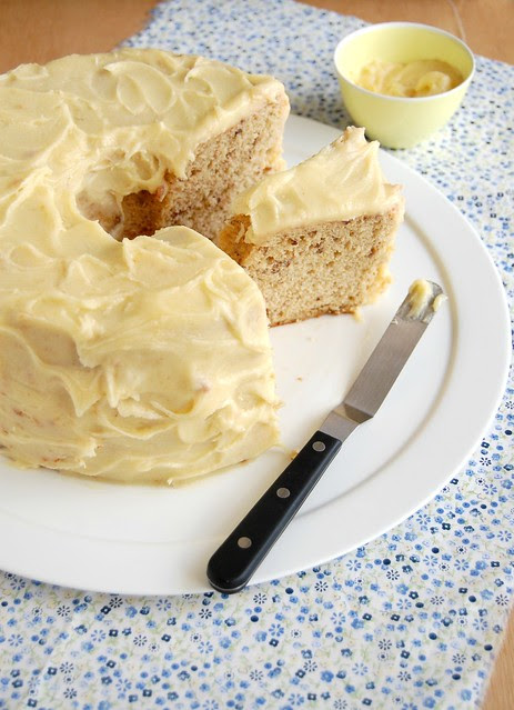 Maple pecan chiffon cake with brown butter icing / Bolo chiffon de pecã e xarope de bordo com cobertura de manteiga queimada