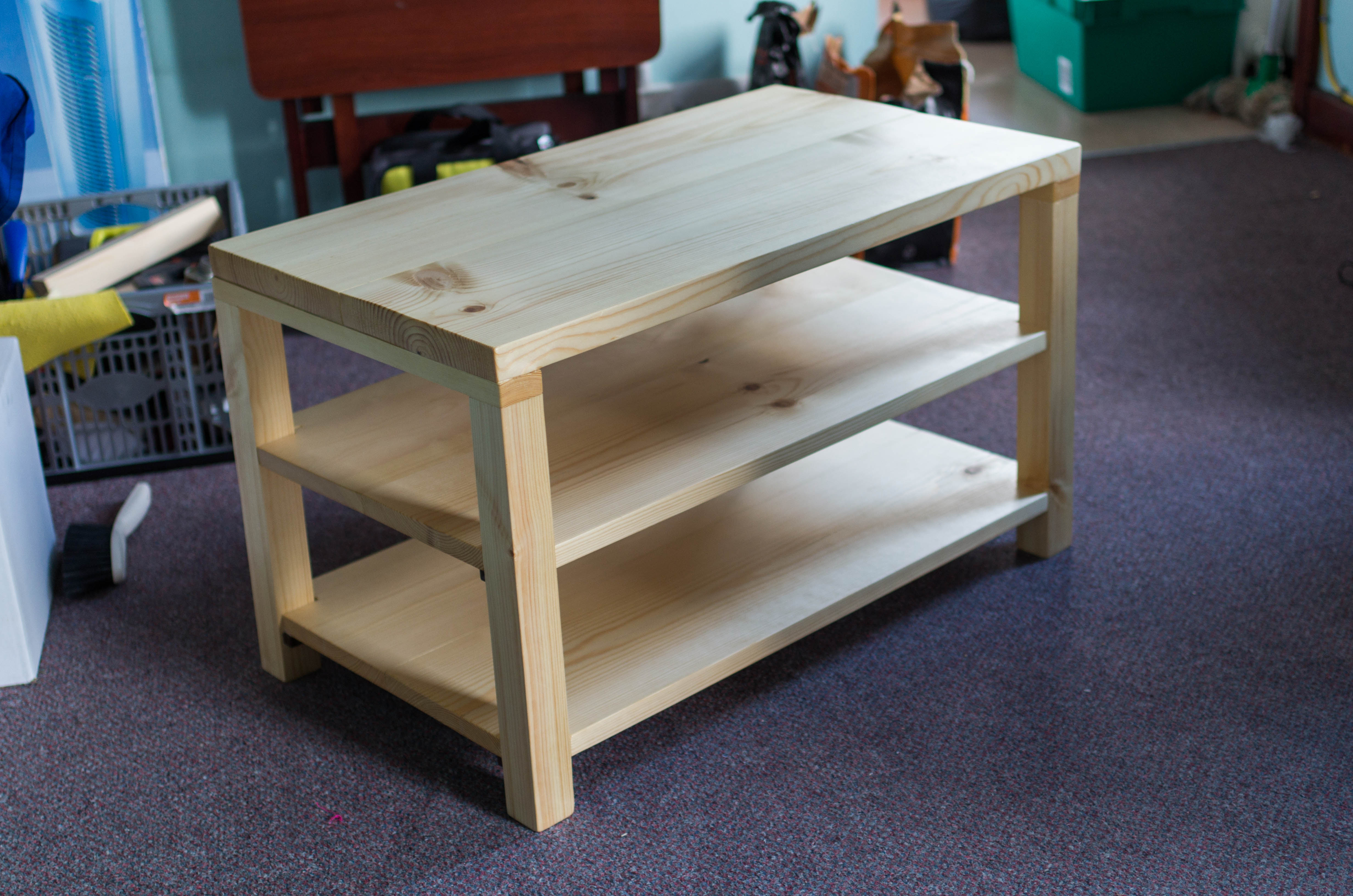Simple TV stand – Simon Hammersley