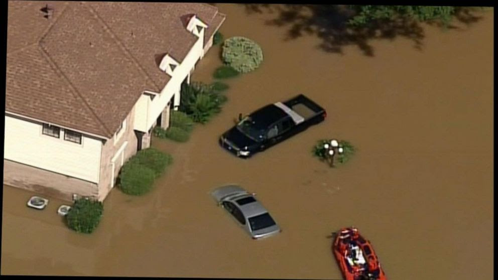 RECORD DE PRECIPITACIONES EN TEXAS CAUSAN GRAVES INUNDACIONES Y AL MENOS 6 MUERTOS
