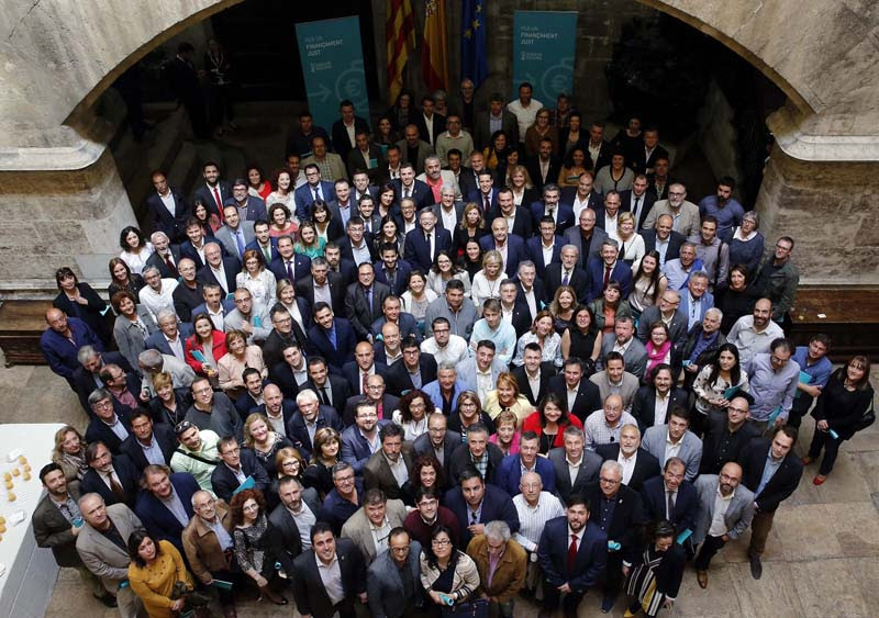 PALAU DE LA GENERALITAT. Salón de Cortes. ENCUENTRO DE ALCALDES Y ALCALDESAS POR UNA  FINANCIACIÓN JUSTA Molt Hble. President, Alcalde de Valencia, D. Joan Ribó, Alcalde de Alicante, D. Gabriel Echávarri, Alcaldesa de Castellón, D.ª Amparo Marco, Alcalde de Elx, D. Carlos González, Presidente de la Federación Valenciana de Municipios y Provincias; y Alcalde de Elda, D. Rubén Alfaro.Valencia 23 Abril 2016. (Photo: Alberto Sáiz)
