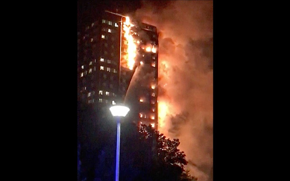Incêndio atinge prédio em Londres no início da madrugada (Foto: Celeste Thomas @MAMAPIE / via AP Photo)