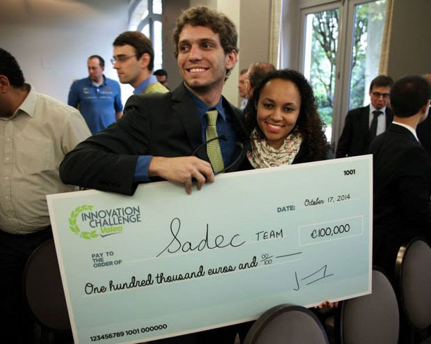 Os estudantes brasileiros Alexandre Bemquerer e Ana Carla Campos, da equipe Sadec, receberam 100 mil euros em prêmio de inovação na França (Foto: Divulgação/Grupo Valeo)