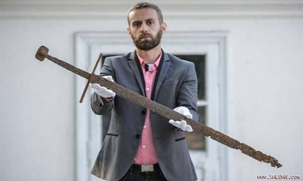 Thanh kiếm 600 năm tuổi dưới đầm lầy Ba Lan. Ảnh: Science in Poland.