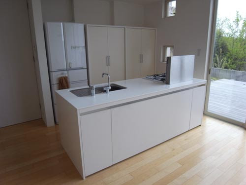 Life 自邸であるn Houseでの生活 これまで設計した建物に訪れ感じた事などを掲載します これから建物を建てる方の 参考になれば良いと思います 10 4 21 S House2の2階 中庭 ウッドデッキ S House2の中庭です 1階玄関前の階段を上がると