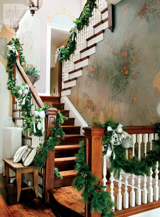 71 Awesome Christmas Stairs Decoration Ideas | DigsDigs