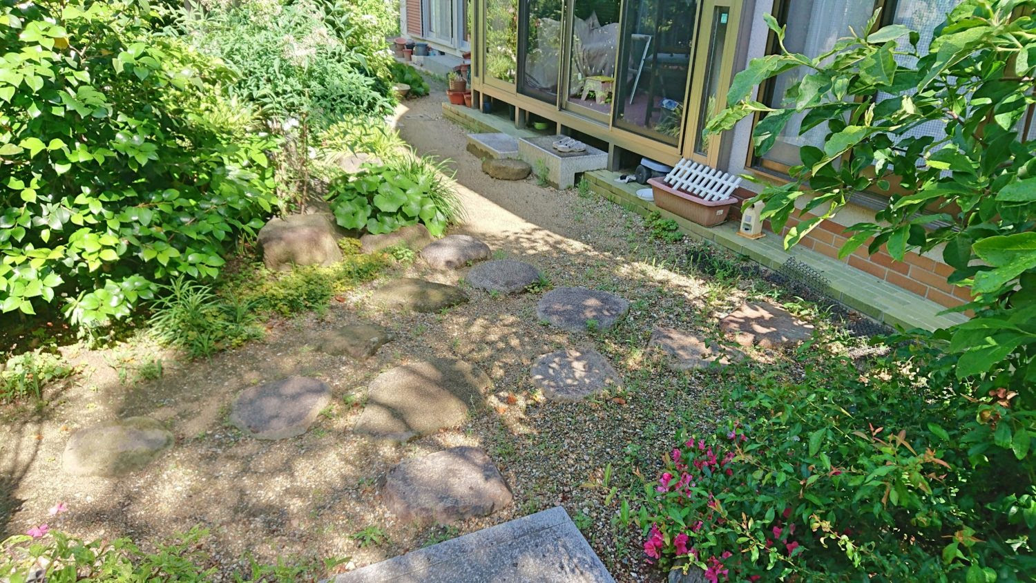 5月24日 西宮市 ｋ様 飛び石 配置替え作業 宝塚市で造園工事 剪定 伐採のことならグリーン プラザへ