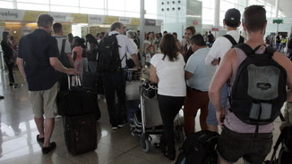 Passatgers de Vueling afectats per la vaga fent cua aquest dimarts als taulells de reclamacions (ACN)
