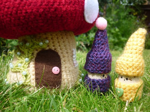 Crochet korknisse in the garden