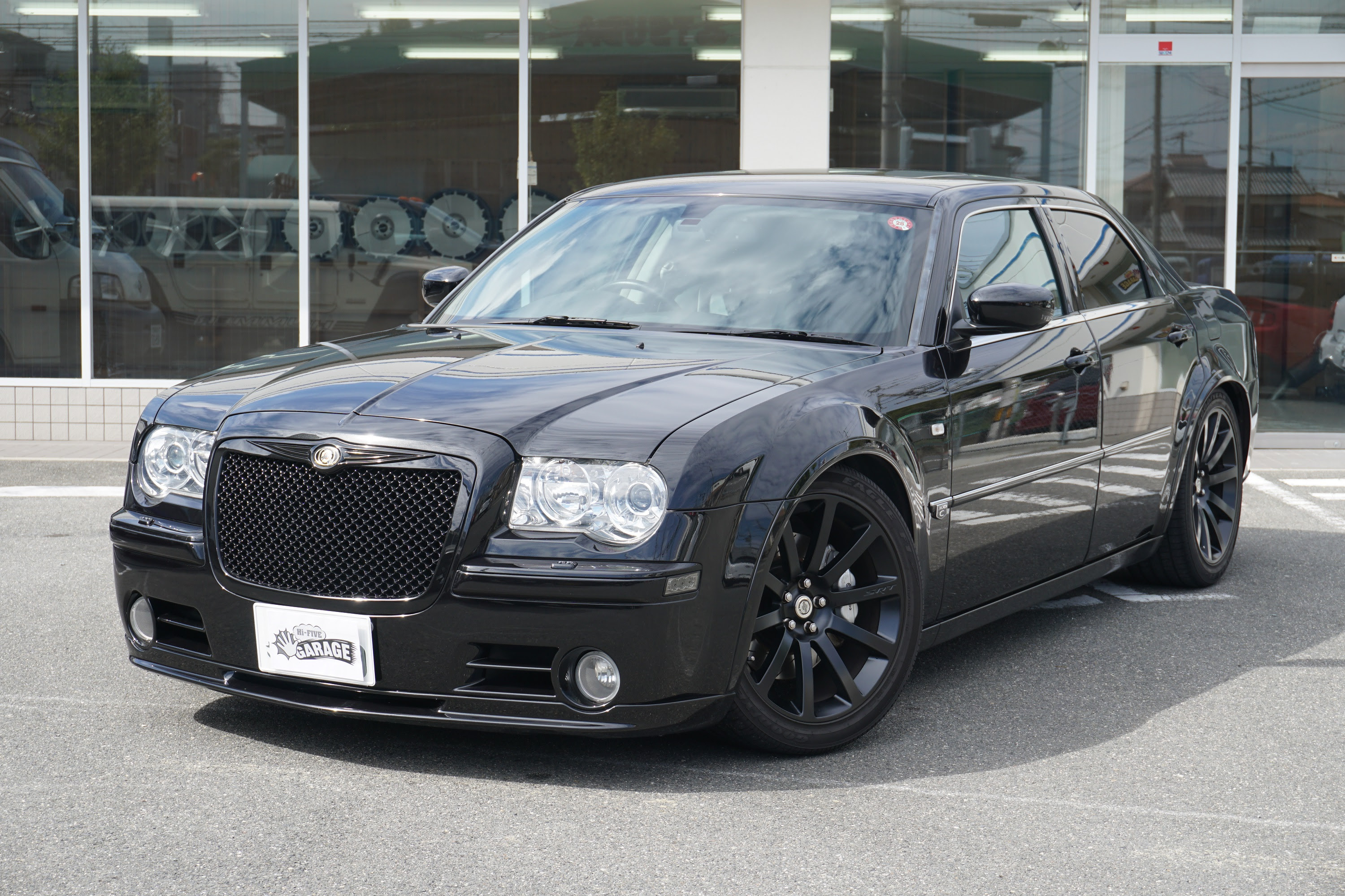 クライスラー 300c Srt8 正規ディーラー車 大阪府摂津市のアメ車専門店hi Five Garageは新車や中古車 ビンテージカー 各種パーツ 代行輸入まで充実のサービス体制を取り揃えております