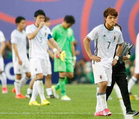 サッカーｕ２０ ８強入りならず 日本 延長でベネズエラに敗れる ベネズエラに敗れ 肩を落とす堂安 右 ら日本イレブン 大田 共同 四国新聞社