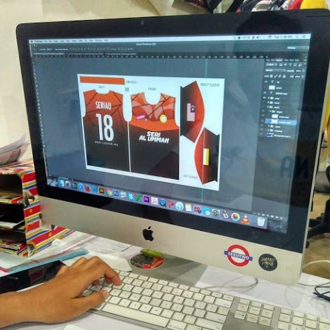 gambar komputer atas meja
