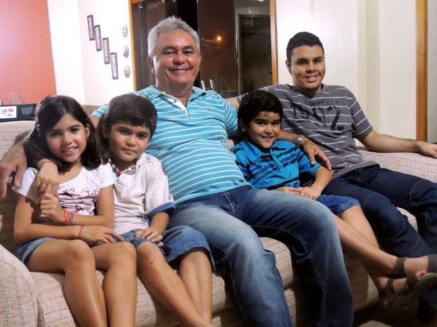 Eliezer e seus quatro filhos: Lucas, Alice, Tiago e Mateus (Foto: Felipe Gibson/G1)