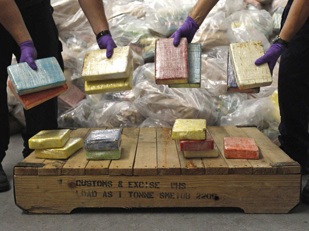 O estoque de cocaína estava escondido sob o deque de banho de um iate de luxo, e só foi encontrado pela polícia depois de seis dias de investigações na embarcação (Foto: Stefan Wermuth/Reuters) O estoque de cocaína estava escondido sob o deque de banho de um iate de luxo, e só foi encontrado pela polícia depois de seis dias de investigações na embarcação (Foto: Stefan Wermuth/Reuters)