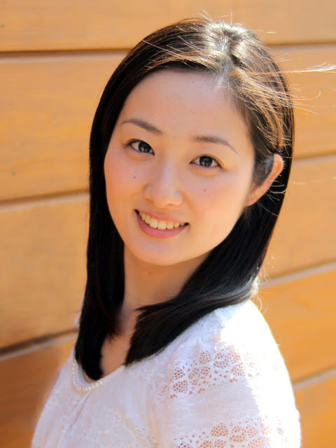 松本さやか 赤間麻里子 文月 マクドナルド 三角チョコパイのｃｍで幸せに浸るパティシエ役の女性３人 このcmの女の子誰