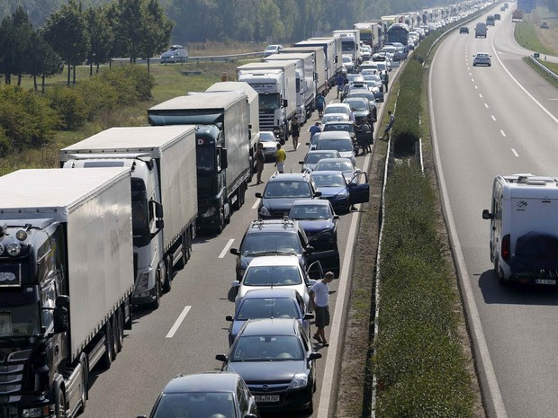 Caminhões e carros em fila de 30 km de extensão congestionam rodovia em Gyor, na Hungria, no sentido que leva até a fronteira austríaca. A Áustria passou a fazer vistoria de veículos nas fronteiras após o caso de imigrantes achados mortos em um caminhão (Foto: Reuters/Stringer)