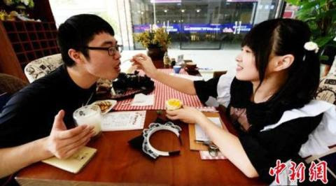 Foto: Wah! di Kafe Ini Kamu di Suapi Bakal Gadis-Gadis Cantik HorasSumutNews.com - Berita Terkini Terbaru Hari Ini - Setiap orang pasti suka makan, tapi adapula orang yang benci untuk melakukan kegiatan itu. Jika kamu mengalami hal serupa, kini tak perlu khawatir. Sebuah kafe di Hangzhou, Tiongkok menawarkan jasa unik bagi orang-orang yang malas makan. Berita Hiburan Indonesia Terkini, 