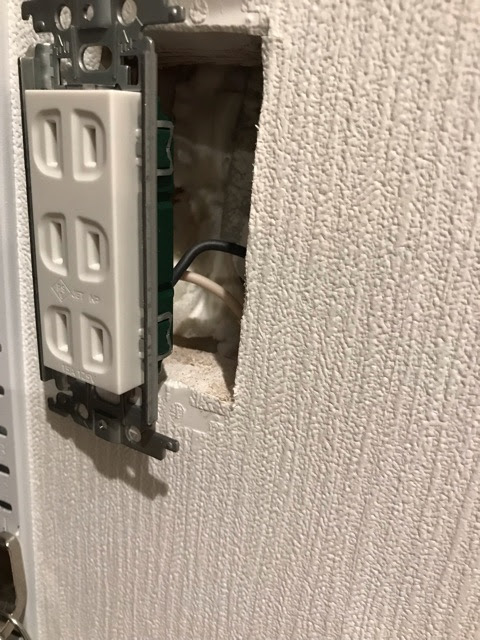 コンセントを2口から3口に 設計段階でコンセントの増設は検討したのに 坪 3階建てのおうちづくり Diyを楽しもう