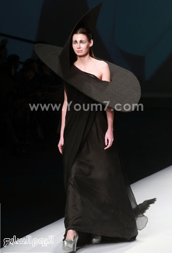  فستان باللون الاسود مع قبعة غاية في الغرابة -اليوم السابع -10 -2015