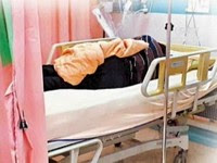 毒犯抱昏迷父拒捕　父突張眼狠瞪兒1分鐘