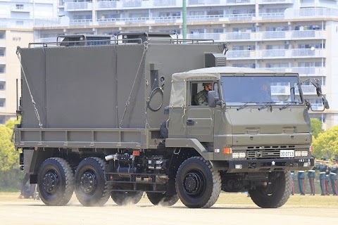 いすゞ の トラック 自衛隊