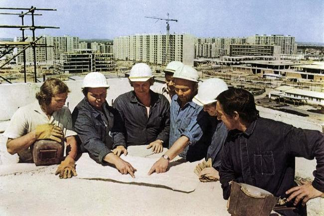 Η κατοικία ήταν λαϊκό δικαίωμα. Το συνταγματικό δικαίωμα για την κατοικία περιλάμβανε και την εξυπηρέτησή της σε πολύ χαμηλές και προσιτές για όλους τιμές