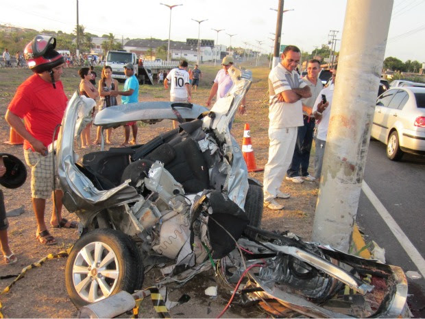 Três pessoas que vinham no banco de trás do carro morreram na hora. Outras duas ficaram feridas. (Foto: André Teixeira/G1)