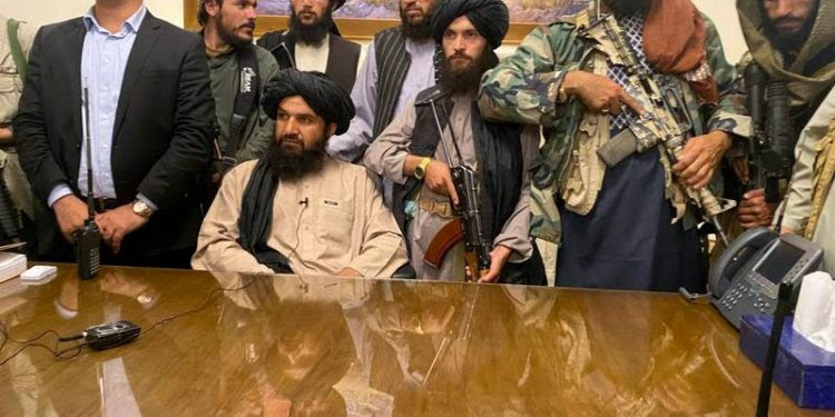 ¿Quiénes son los talibanes, el grupo que vuelve a dominar ...