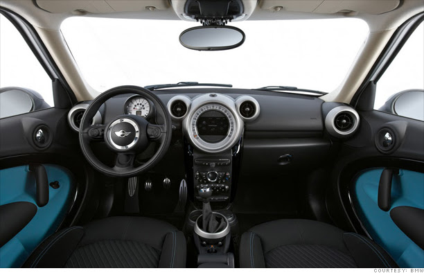The Countryman's interior maintains the now-classic Mini lay-out with the 
