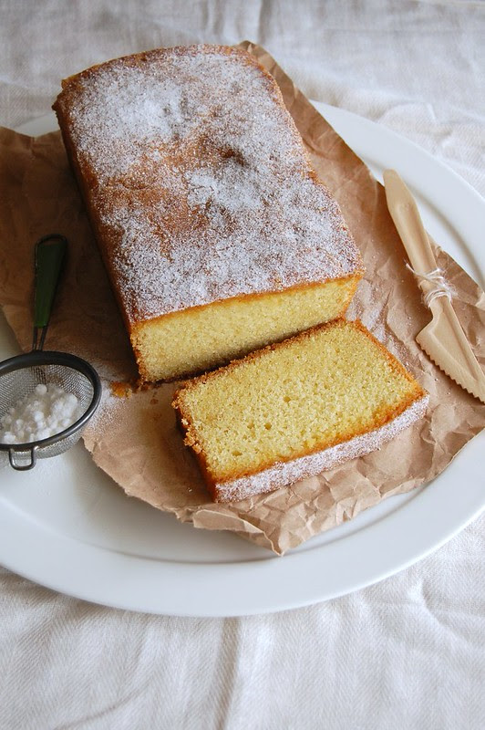 Passion fruit drizzle cake / Bolo com caldinha de maracujá