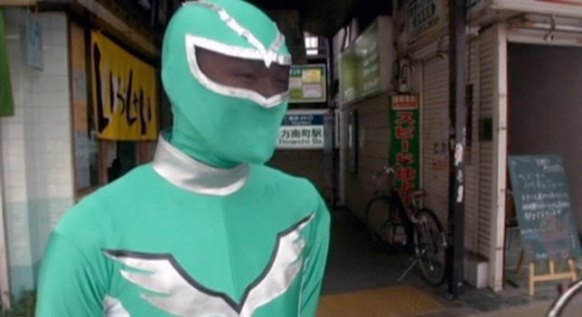 Kostum power ranger warna hijau menjadi ciri khas Kanemasu saat membantu orang lain yang sedang kesulitan, khususnya penumpang lanjut usia yang menggunakan kereta api.
