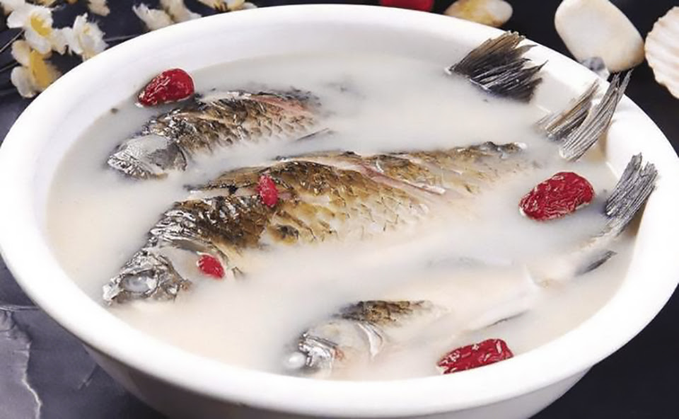 解冻鱼时 教你两个土方法 时间短见效快 鱼肉和鲜活的一样新鲜 鲫鱼