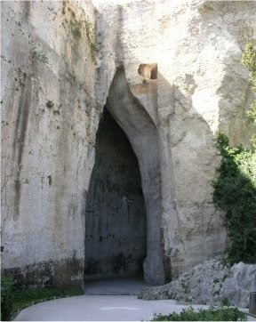 シラクーサ Siracusa シラクーサは シチリア島の東海岸の南部にあり 街は大きく二つの地区に分かれており １つは北の考古学地区と呼ばれる地区 他の１つは南のオルティジア島です シラクーサは 幾何学者 アルキメデス の出身地 ギリシア劇場