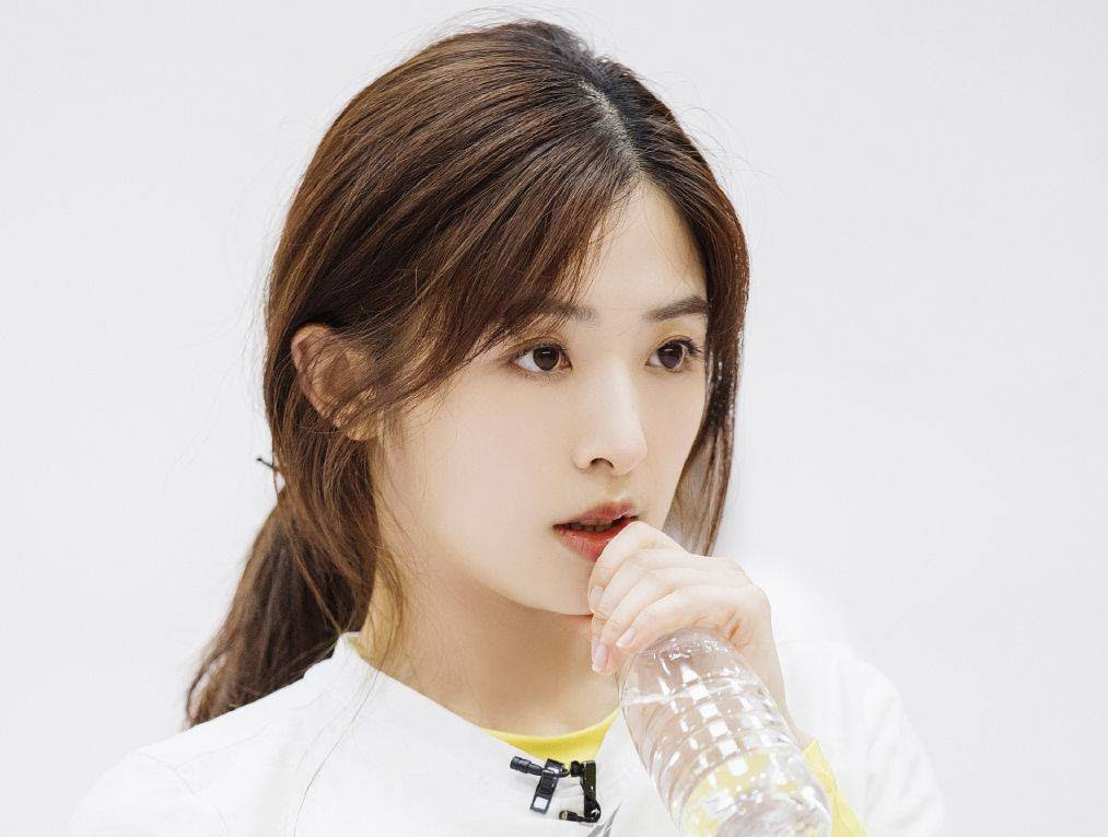 求求别蹲下拍 张含韵与代拍不是明星与素人 是女性与骚扰者 社会资讯 电影风云娱乐网