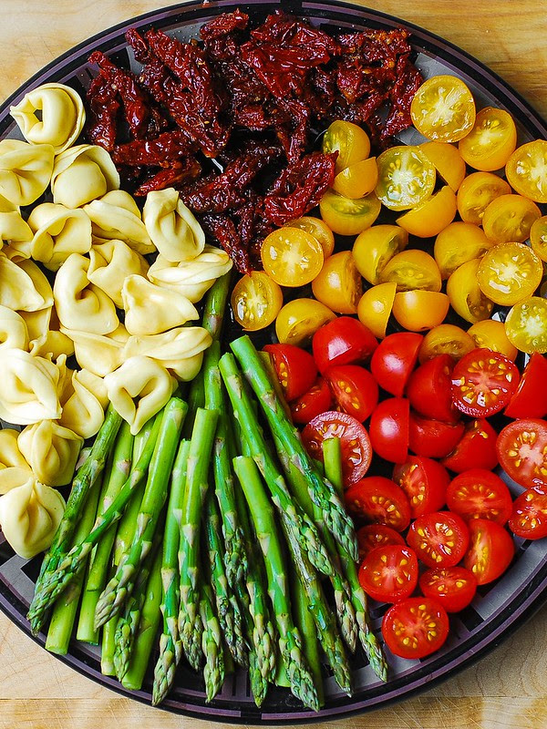 easy healthy dinners, asparagus, sun-dried tomatoes, red and yellow grape tomatoes, chicken dinner recipe
