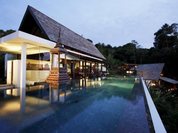 Tropical Oceanfront Villa Offers A Vacation Retreat