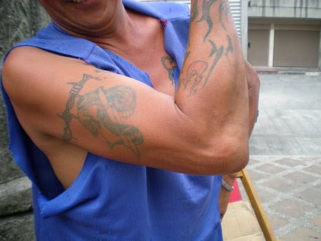 FILIPINO OLD MAN WITH TATTOO IN HIS RIGHT ARM. PHOTO TAKEN : MAY 3, 2008