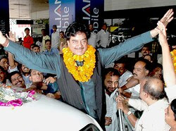 http://www.hindustantimes.com/Images/2009/3/f5c23304-3408-42bf-a29c-80ebd340335bHiRes.JPG
