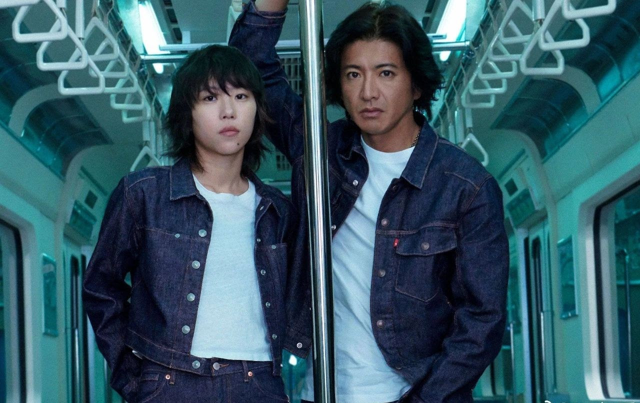 这套牛仔服要火 木村拓哉与窦靖童 情侣装 地铁热舞 让人心动 外套