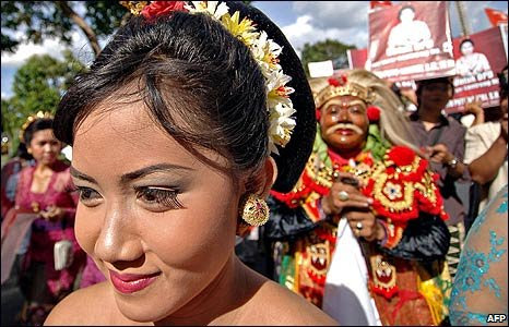 Balinese wear traditional costume on the first day of campaigning for the general election