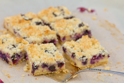 Purukook mustikate ja hapukoorekreemiga. Blueberry cake with sour cream filling and coconut crumble.