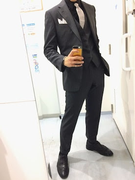 スーツと黒シャツで与える上品な印象 かっこよく着こなす方法は