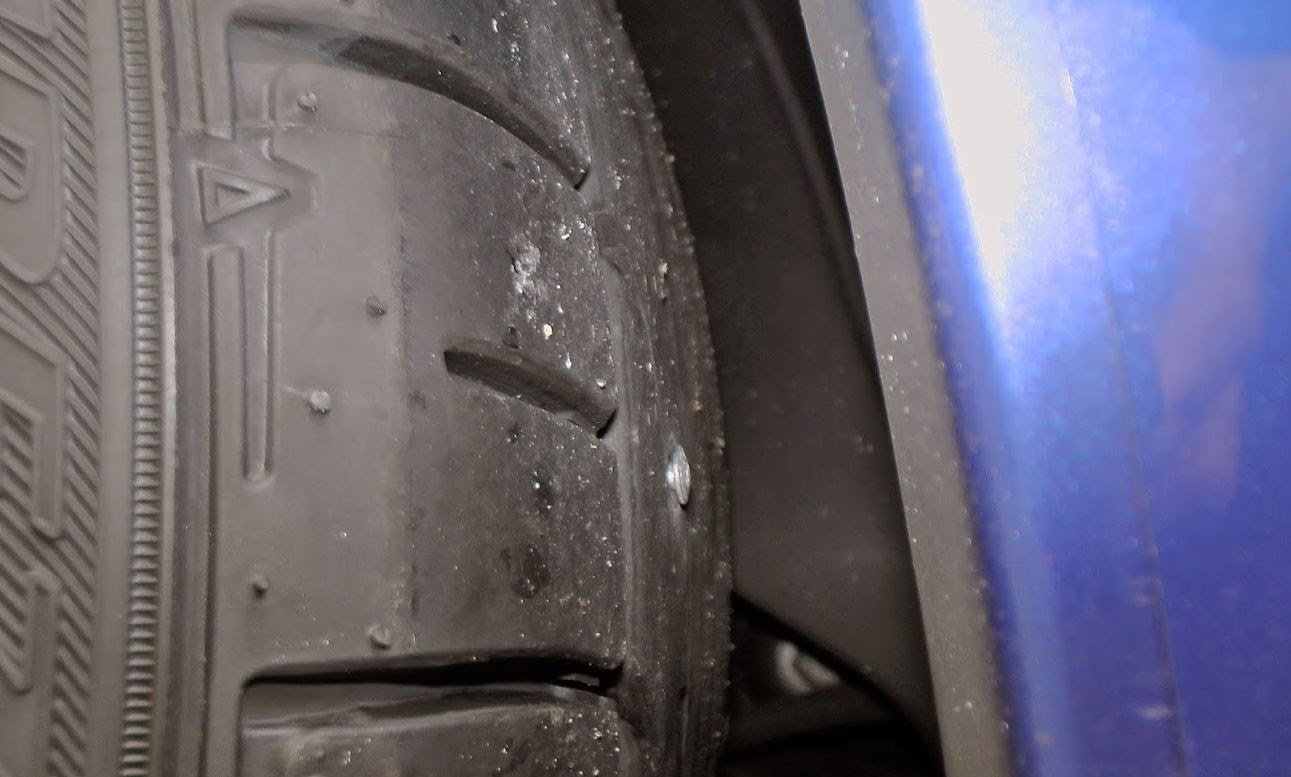 タイヤに何か刺さっている タイヤに釘やネジが刺さっていた時の対処方法 車情報車大好き