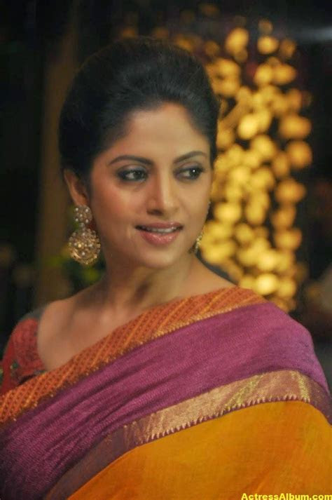 Samantha navel show wallpapers in blue saree. Nadhiya Latest Spicy Stills In Colorful Yellow Saree